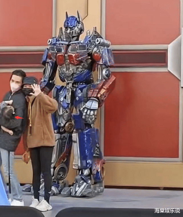 郭碧婷|郭碧婷10月30日被偶遇！向佐抱娃，她2手空空小腹隆起，胖了不少