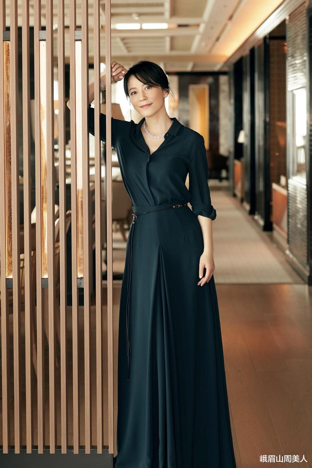 峨眉山周美人|这可能是我见过的最体面的50岁女人：不装嫩不显老，美得优雅有气质