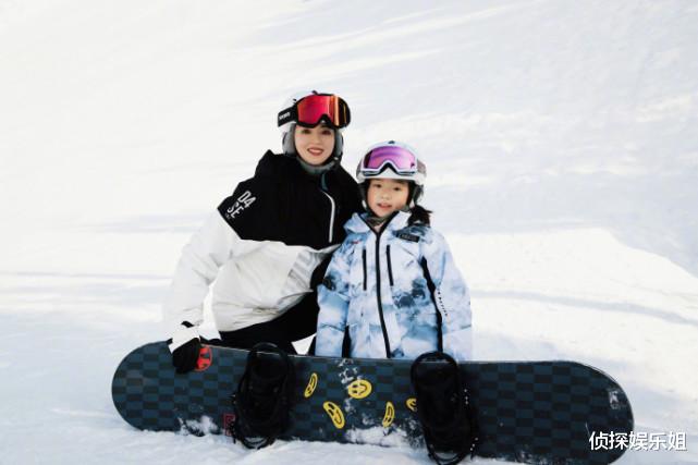 董璇|董璇带女儿滑雪，小酒窝雪地摔倒泪眼汪汪惹人疼，越来越像妈妈