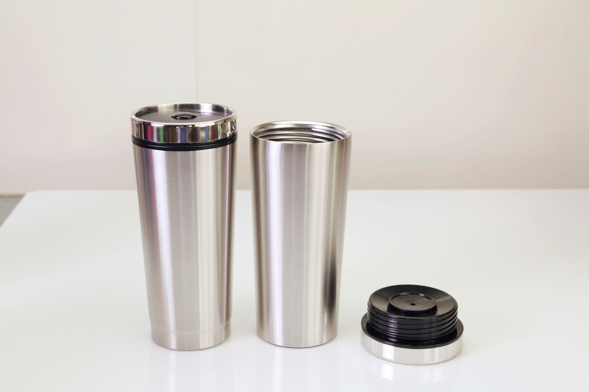 “夺命保温杯”遭央视曝光，热水进“毒水”出，很多家长还在购买