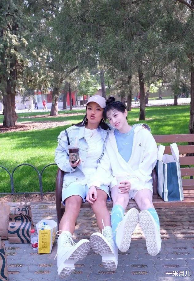 陈小纭|宝藏女孩陈小纭，穿搭时尚感十足，被赞冻龄女神