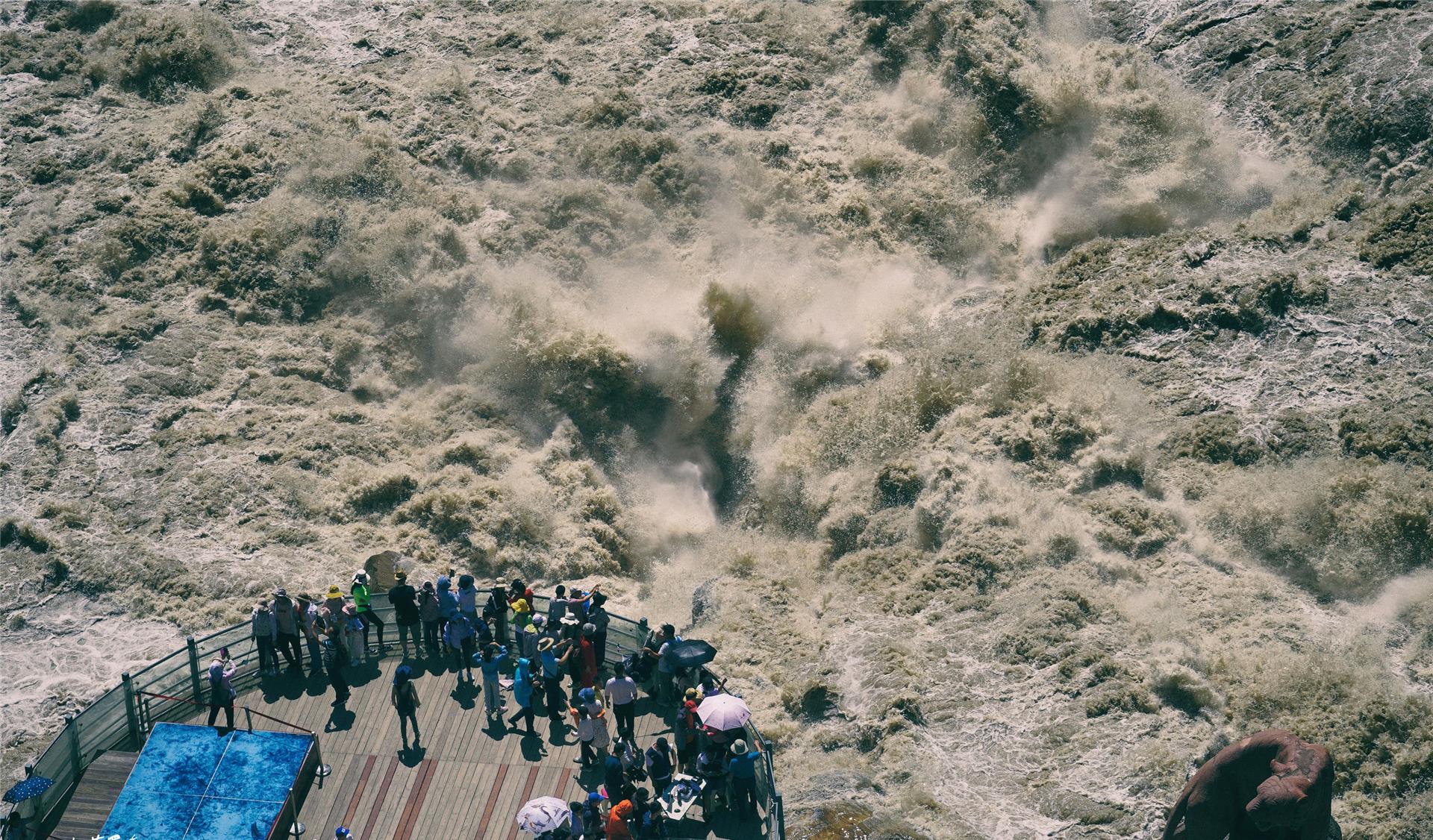 虎跳峡 虎跳峡终于重新开放了,它最凶险的时候到了,它狂暴起来势不可挡