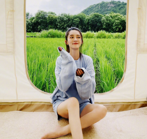 李沁|李沁携工作人员乡下郊游,下衣失踪玩得太嗨,布置环境太奢侈