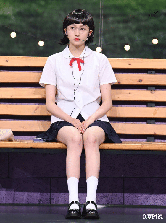 关晓彤|关晓彤为证明腿长穿“三分裙”，当她坐下时，真是捏了把汗