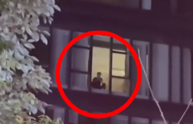 悦姐ya|四川一男子酒店隔离，坐窗边望着楼下的人吃香喝辣，网友瞬间笑喷