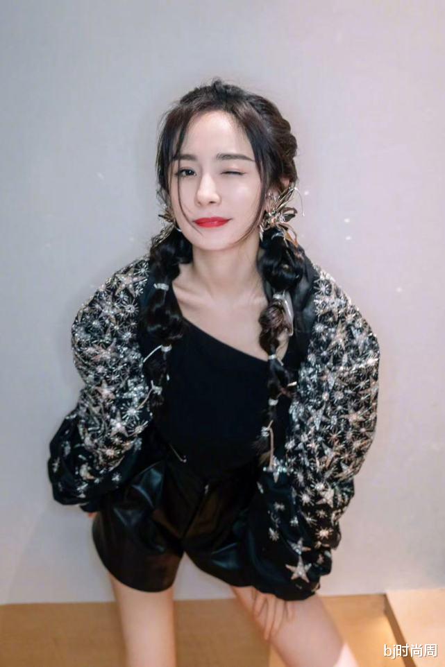 化妆 小蛮腰的你来学杨幂穿搭吧,一身黑色穿出18岁少女风