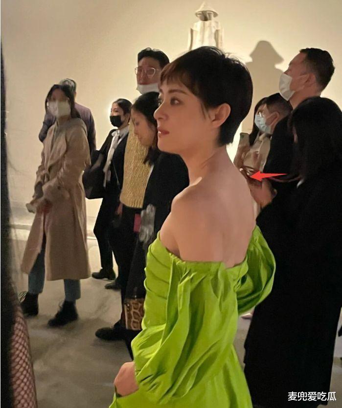 孙俪|孙俪活动照再次翻车？肩膀厚实还驼背，被指毫无时尚感