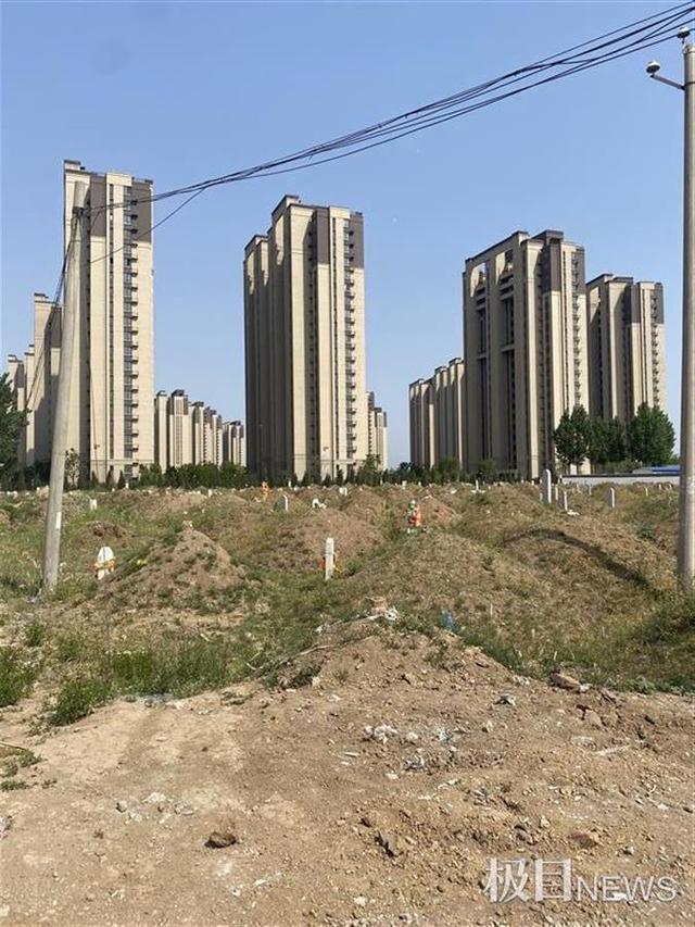 生活报 廊坊一小区变“坟景房”：说好的公园变墓地，就在客厅外百米