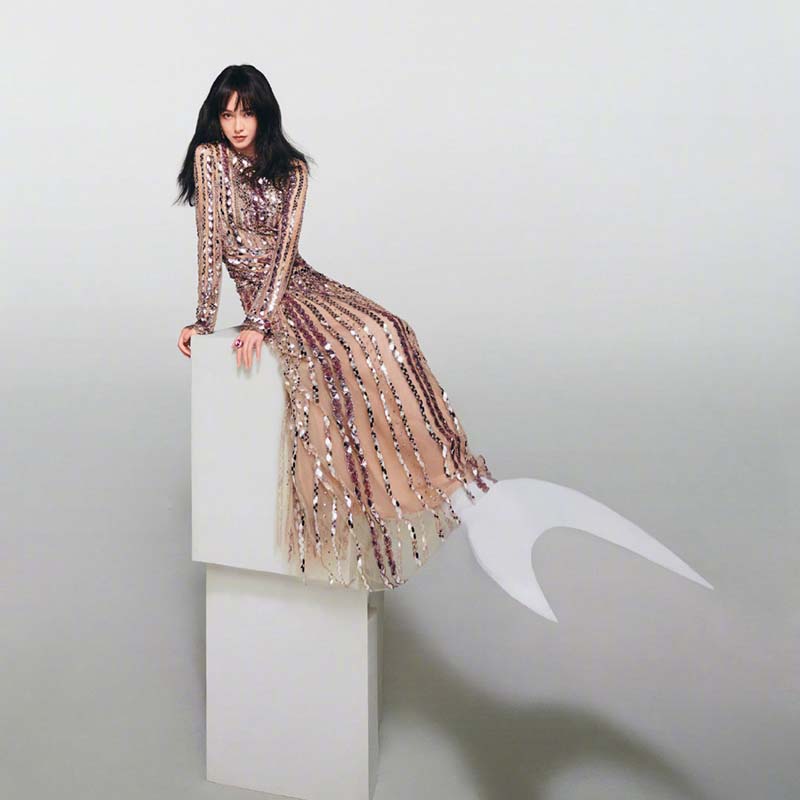 关之琳|唐嫣《嘉人》11月封面大片蕾丝裙勾勒出曼妙身段，美丽性感。