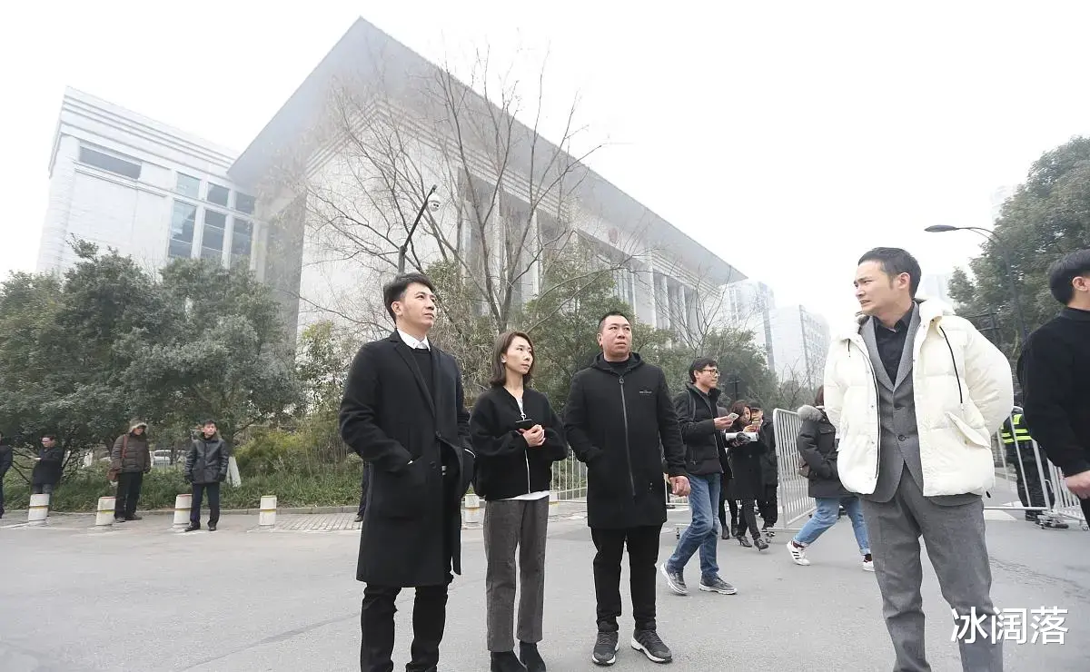 纵火案 纵火案发生之后，16楼住户阿姨称有人驱赶自己离开