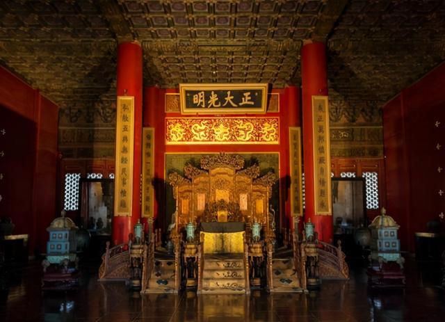 溥仪|末代国舅重游故宫,面对乱讲溥仪照片的导游,他怼得对方直冒冷汗