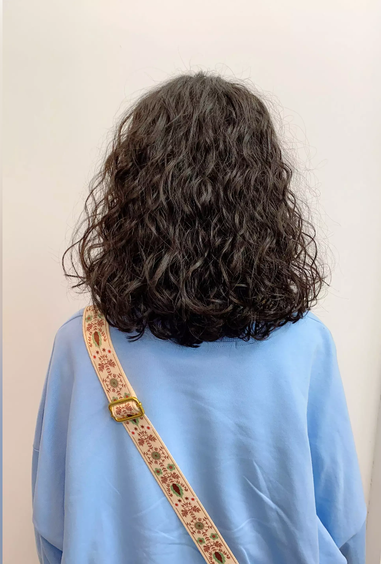 |2月发型就选烫卷卷，好看又洋气，很适合这三种人