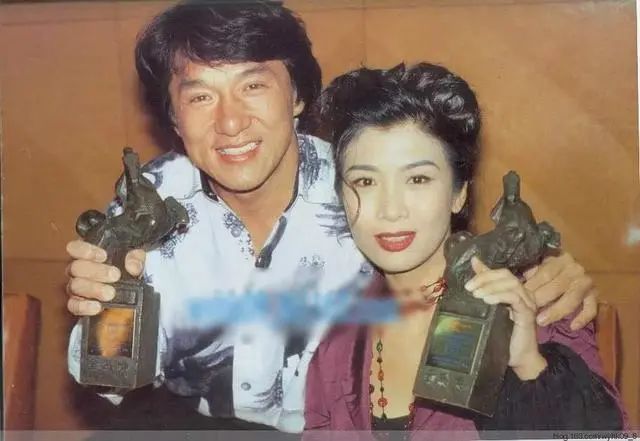 吴家丽|港圈“第一艳后”，57岁仍风情万种：拒绝成龙追求，一生只爱一人