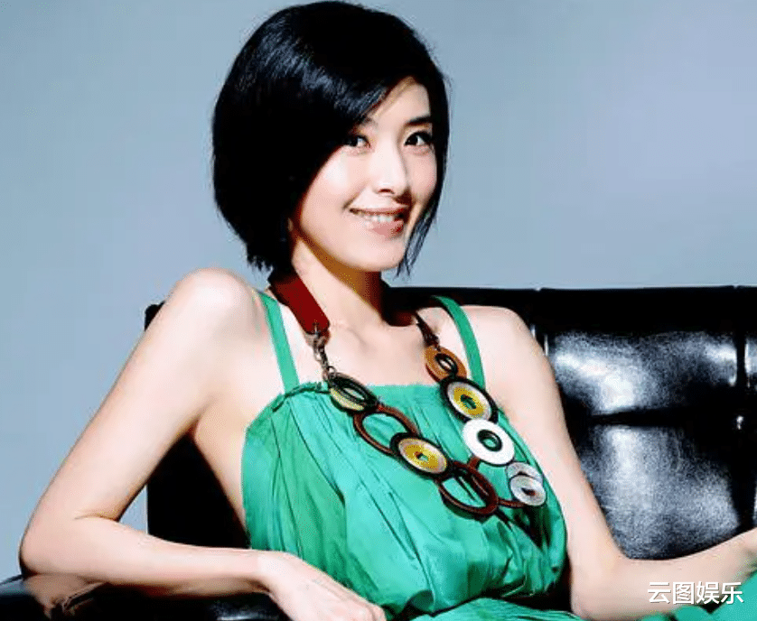 跨年|知名歌手跨年表演状况频出！递麦给观众接力唱没声音，还被撞到头