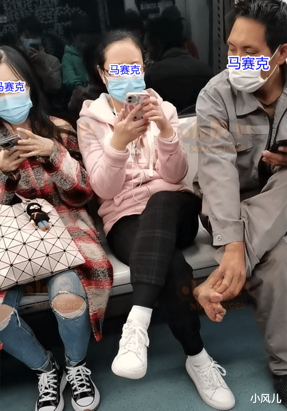 北京:男子坐地铁不穿鞋,把脚放到邻座面前抠,旁边女子恶心坏了