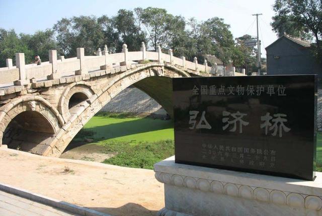 写字的黄小骨 河北有一座石拱桥，年代久远，工艺出神入化，与赵州桥同时期建造