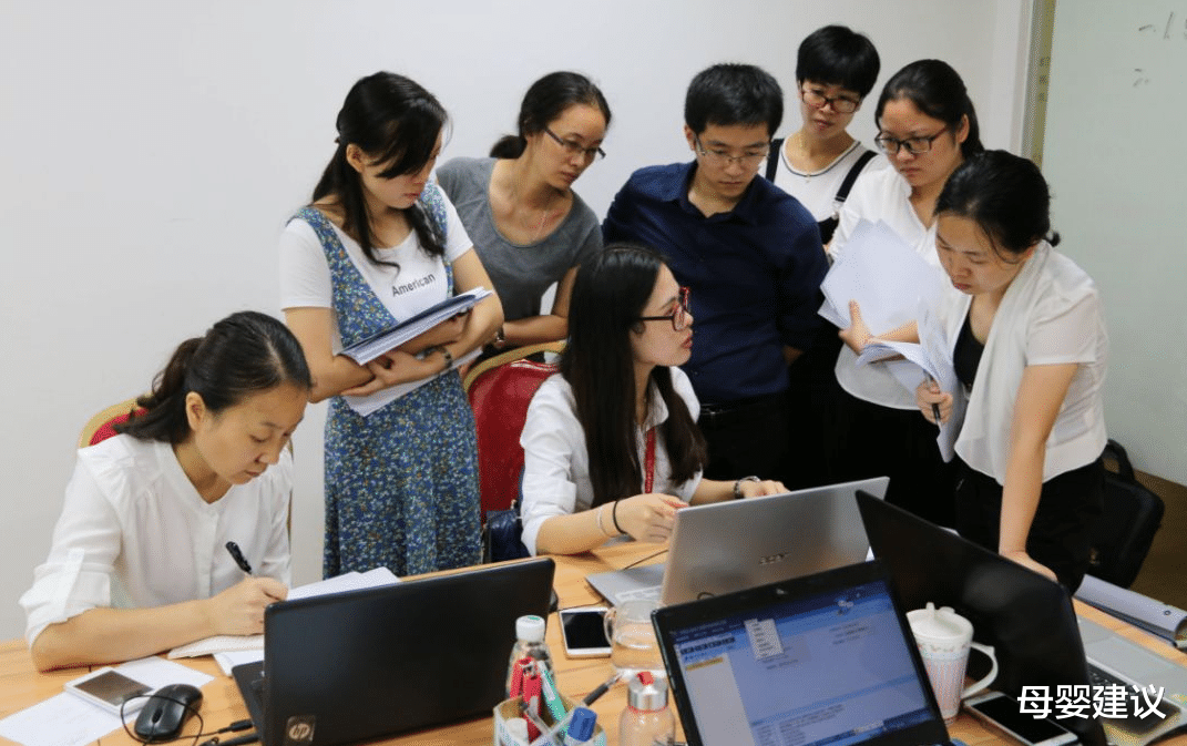 母婴建议|该选月薪三千的公务员,还是月薪过万的私企?00后的选择几乎一致