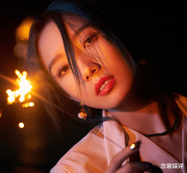 孟美岐|孟美岐分享23岁庆生照，在朋友面前毫无明星架势，合影站在最边上