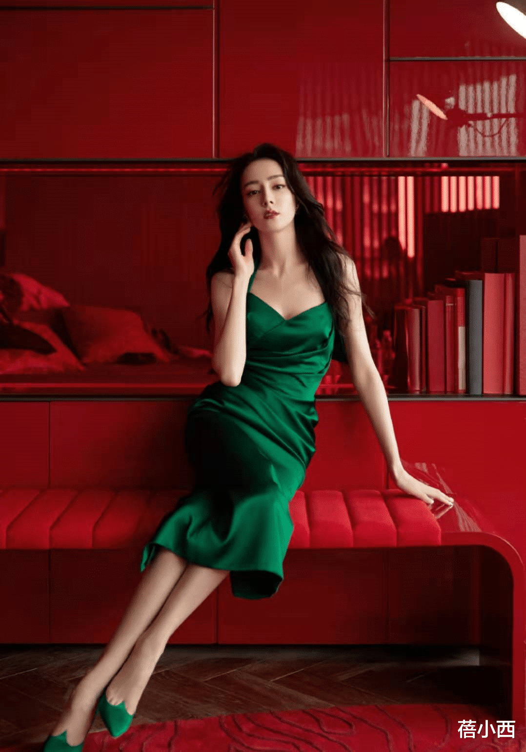 蓓小西 迪丽热巴果真是人美身材好,一袭墨绿色吊带裙,明媚动人又性感