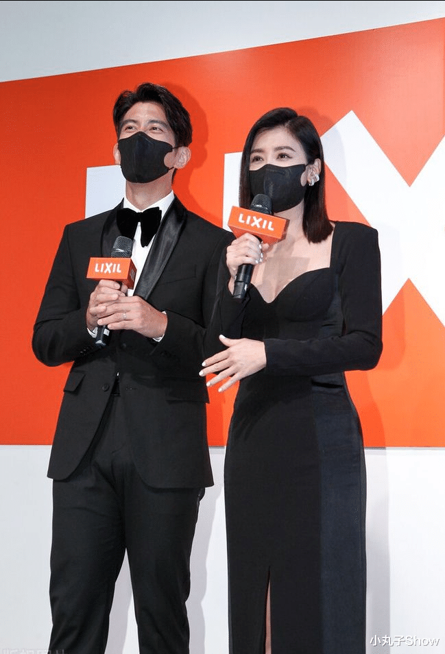 贾静雯|修杰楷贾静雯穿情侣装合体，黑色高开叉秀美腿，看不出相差九岁