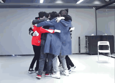 |李飞亮相时代少年团拍摄现场，穿拖鞋走在人群中，比明星耀眼