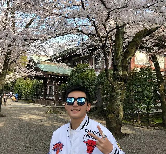 张哲瀚|张哲瀚事件升级！多个代言终止合作，央媒发声：艺人必须知荣辱