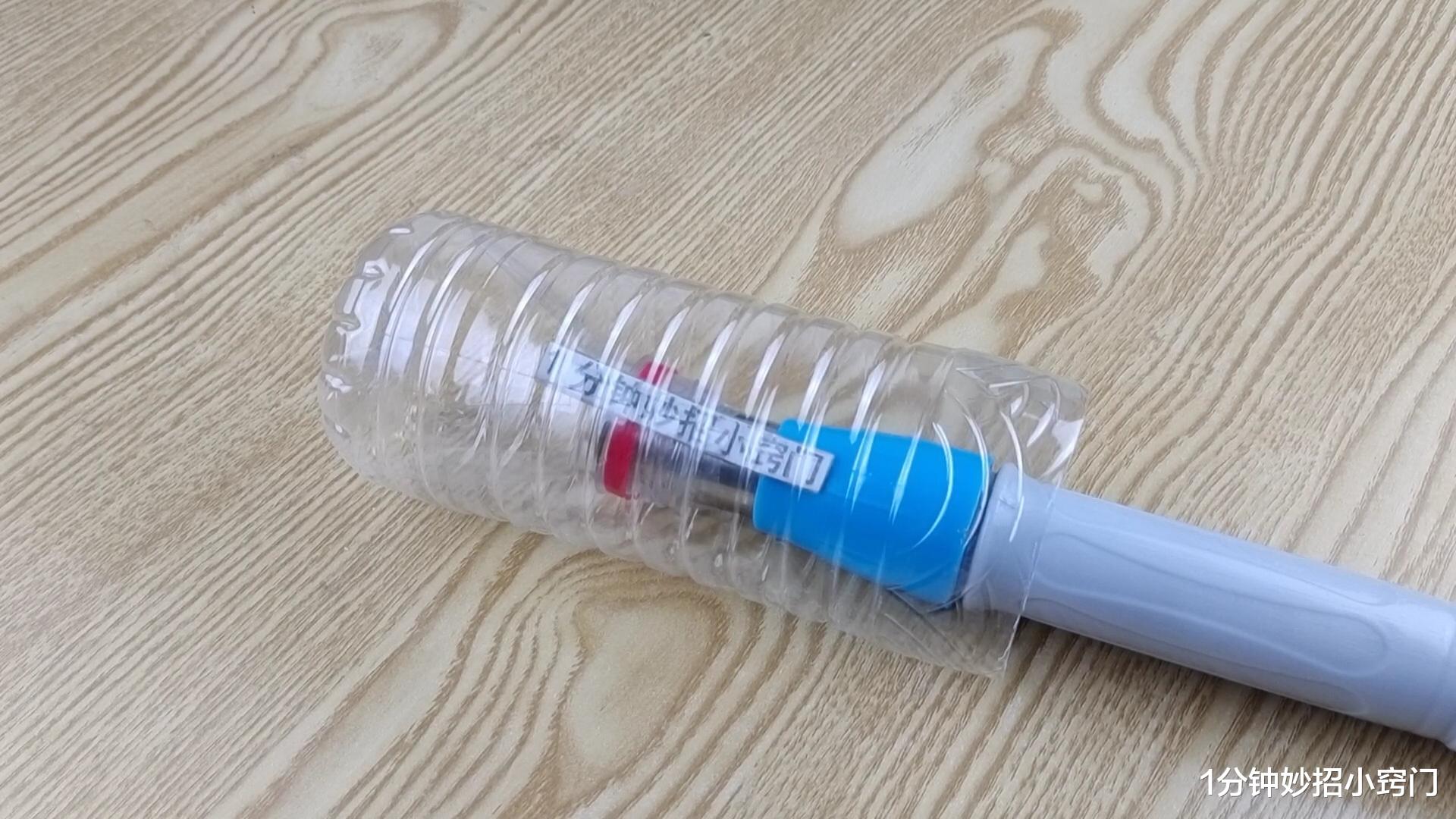 废旧拖把杆别再扔了，套上饮料瓶稍加改造一下，家家户户都离不了