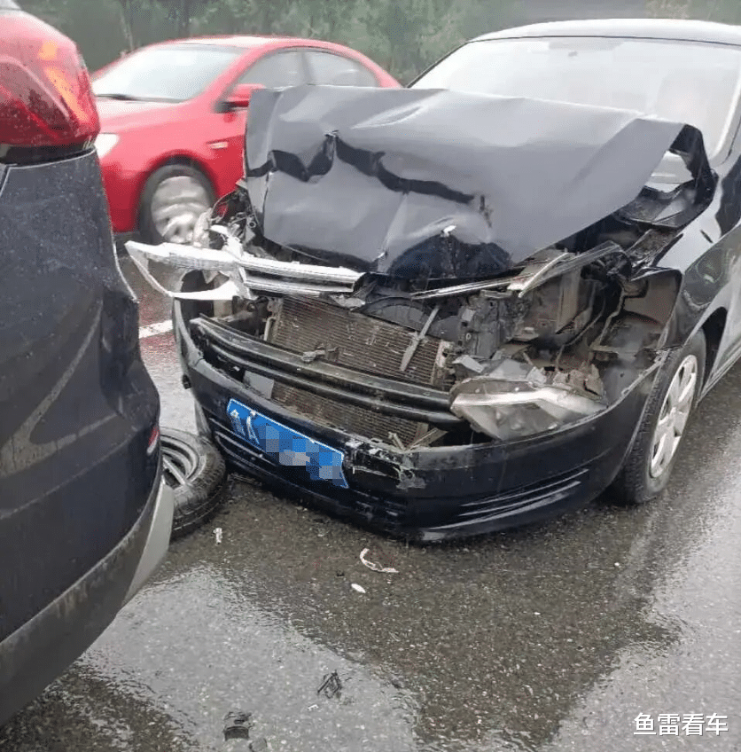 捷达追尾瑞虎8Plus,SUV身形优势一览无遗,网友:备胎抢镜了
