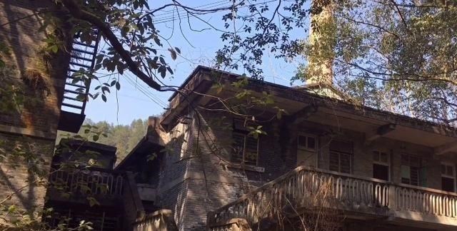 体育画个个圈 探访被废弃的军工厂,坐落在重庆大山中,现人去楼空,有些凄凉