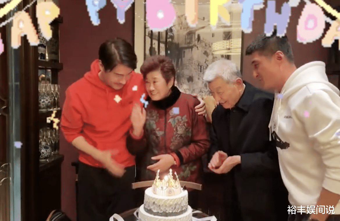 胡兵|胡兵携哥哥为妈妈庆80岁大寿，兄弟俩唱生日歌，妈妈眼中满是骄傲
