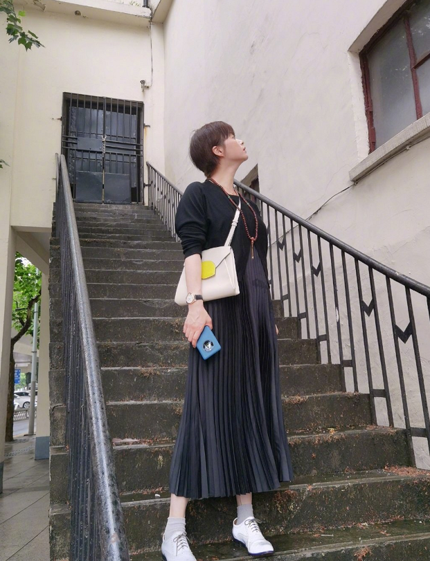 潮帮先生|蒋欣和90斤沈梦辰同穿国风裙，身材年龄都不占优势，但气场是真强