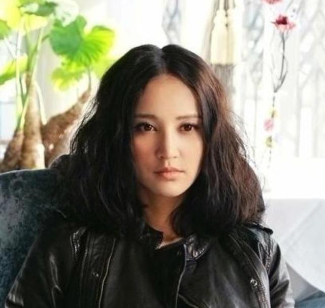 张歆艺|袁弘晒与张歆艺泳池接吻照！