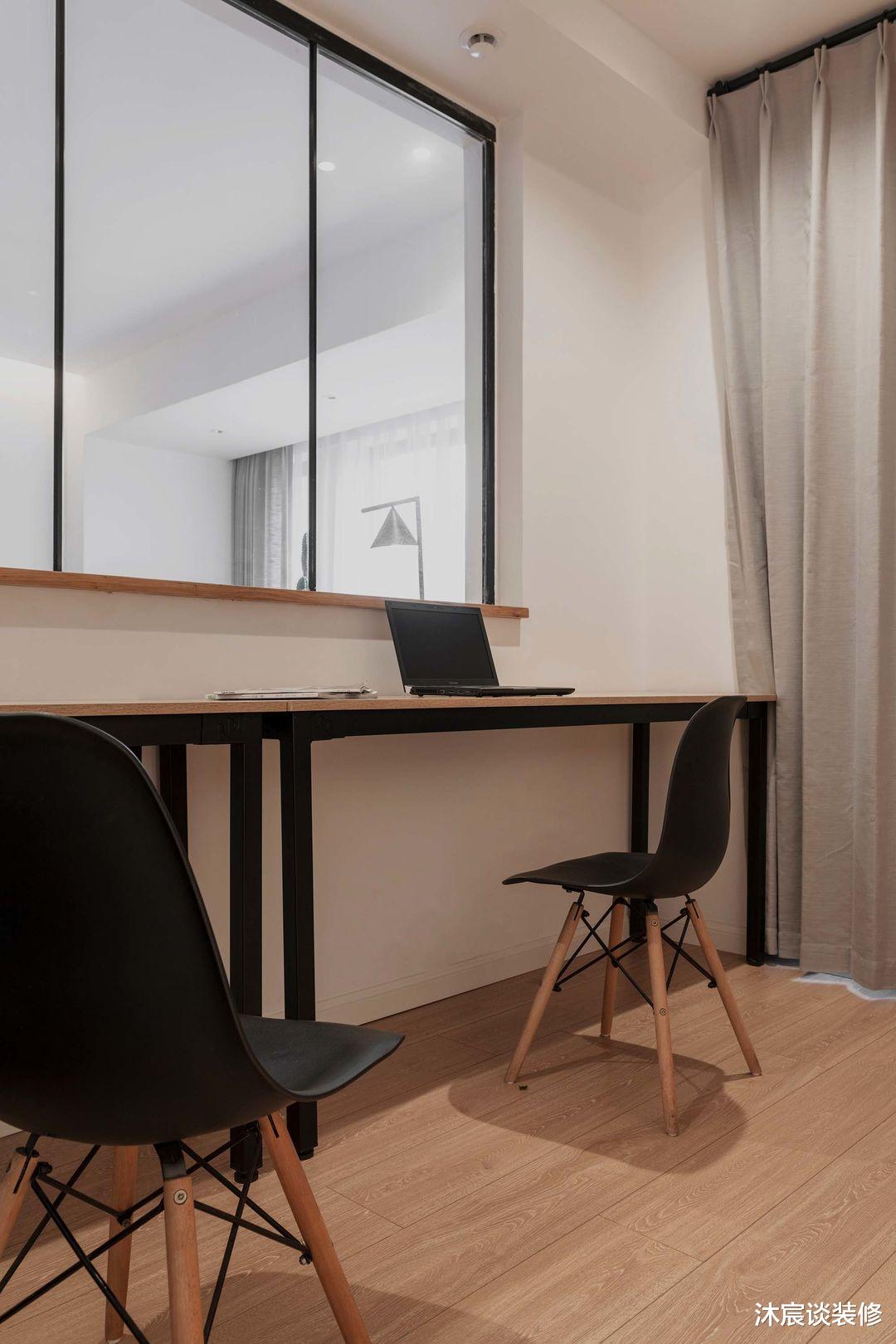 |她在沙发后面“掏洞”造窗,完工后发现太明智了,全屋温暖又自然