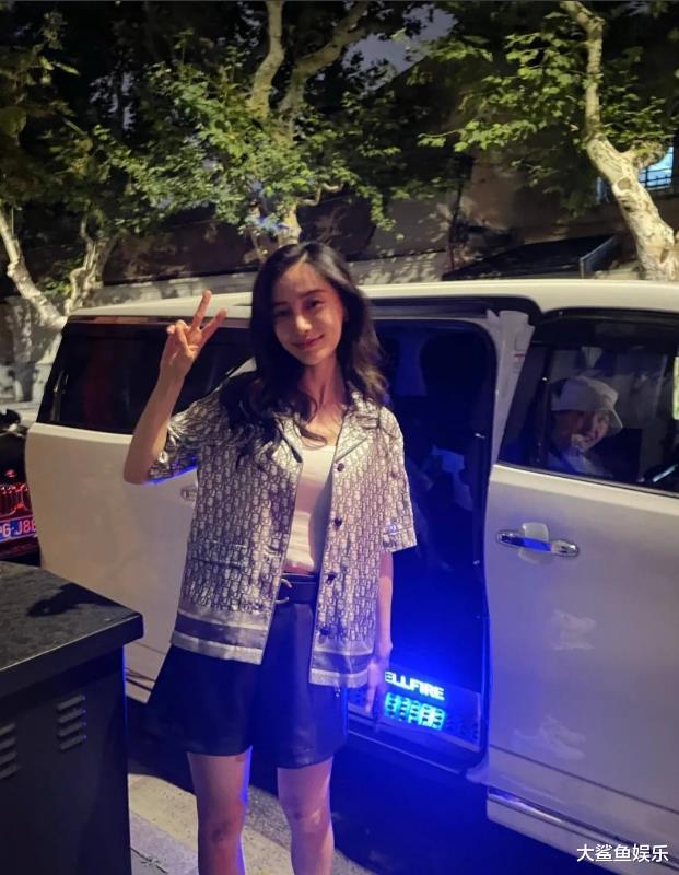 Angelababy|Angelababy穿T恤衬衫难掩小蛮腰，路人镜头下目测只有80斤