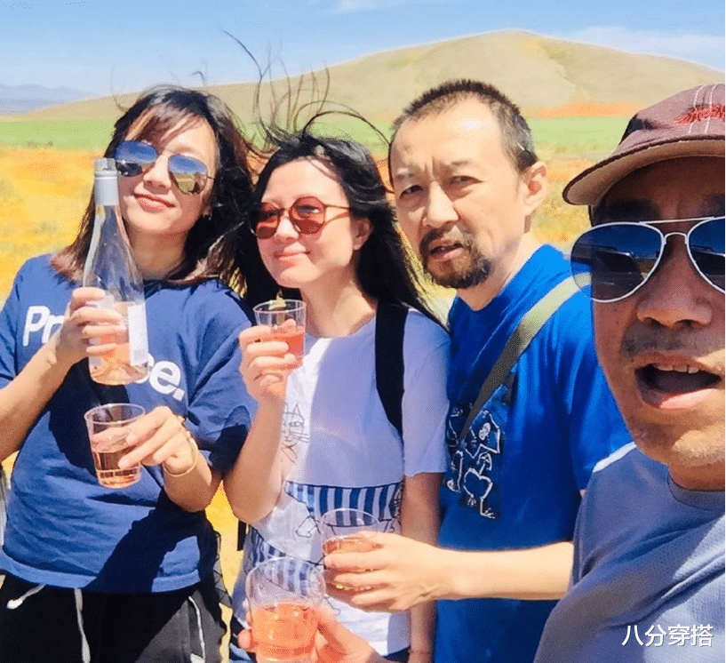 八分穿搭|徐静蕾穿搭太接地气，蓝色印花T恤配黑色长裤简约休闲，随性舒适