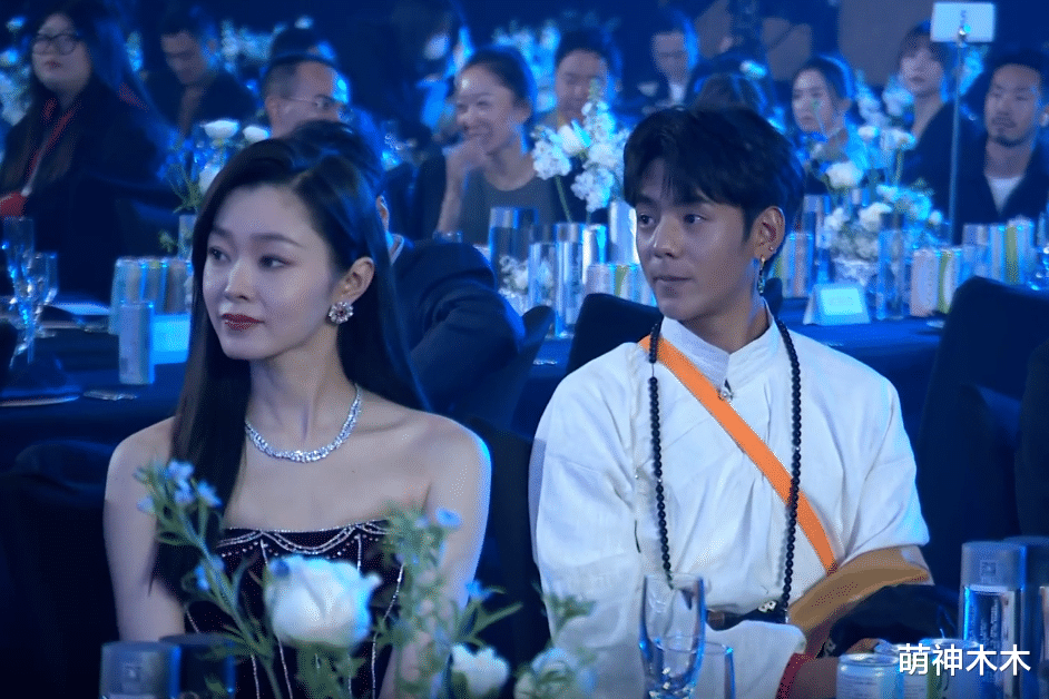 龚俊|众星出席时尚先生盛典：景甜金属裙身材好，龚俊全身火龙果色抢镜