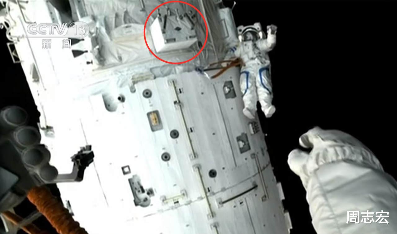  神舟十二航天员出舱给空间站装空调，比美国的小12倍，牛在哪？