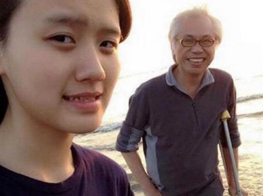 爷孙恋|“爷孙恋”主角相恋7年，丈夫已经开始拄拐，女方也失去了笑容