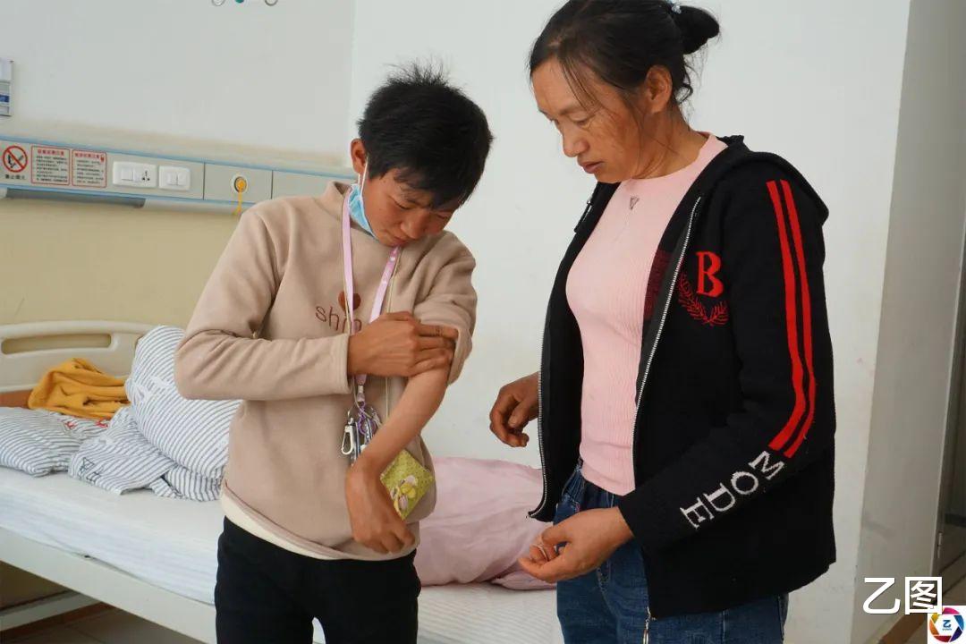 滇藏铁路|女孩1岁受伤留下后遗症，16年后她写了一行字，妈妈无比欣慰