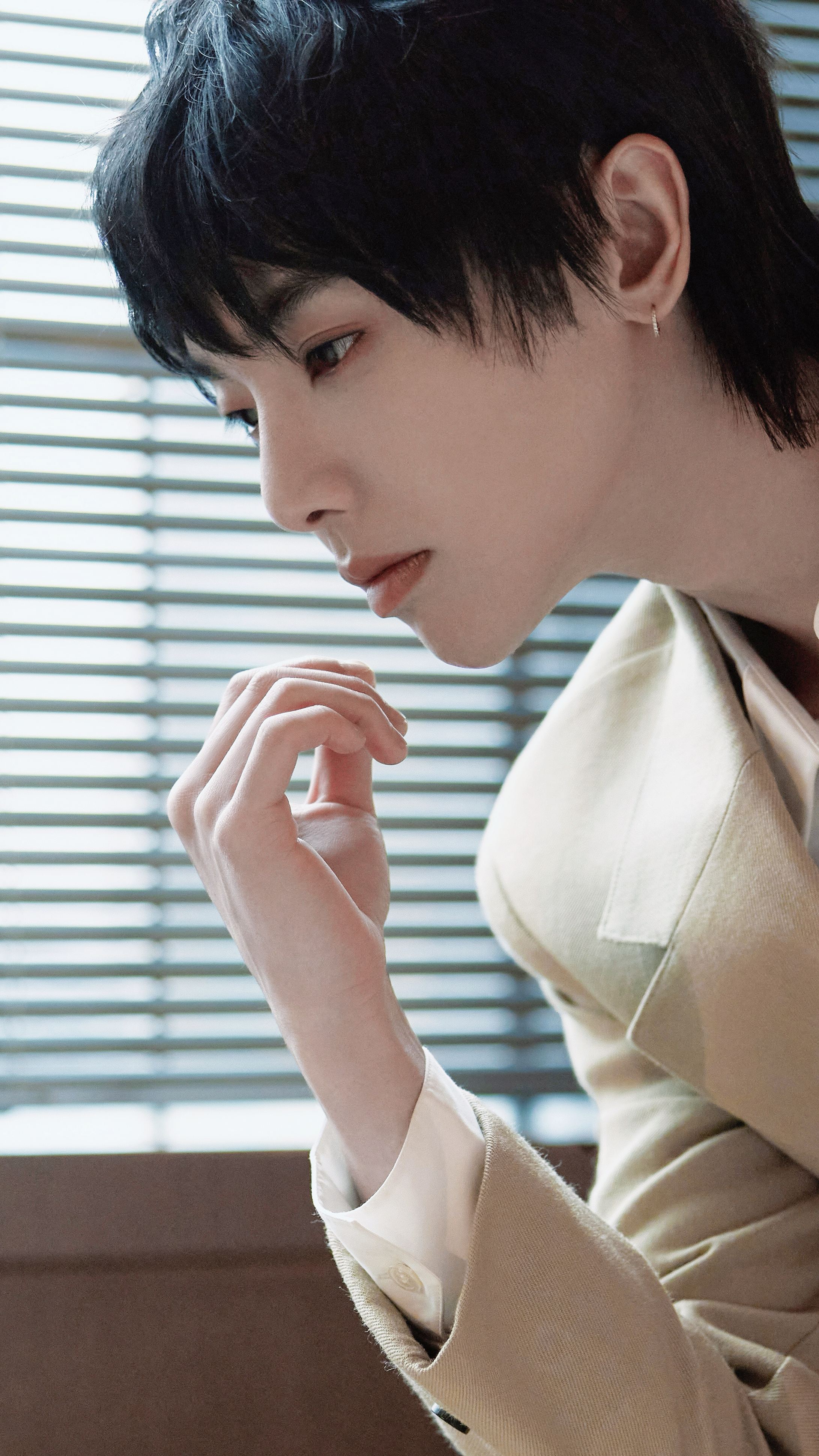 华晨宇|华晨宇最新图片，卡其色西装出席活动，温暖雅致，点缀冬日美好