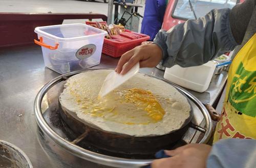 Hi家有小甜椒儿 妈妈卖手抓饼,起早贪黑,儿子穿2900元的鞋子,满脸骄傲