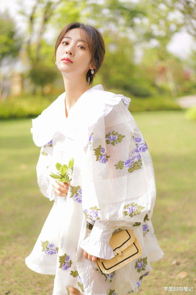 芊墨时尚笔记|邢菲“素颜”上镜都这么可爱？一身奶茶色休闲穿搭，文艺又浪漫