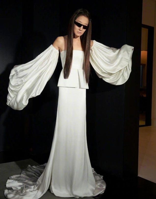 美颜|72岁王薇薇不服老？首次挑战米老鼠造型，十级美颜盖不住老态