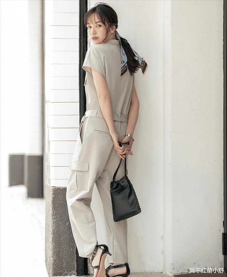尚不红萌小舒|今年突然火了一种新搭配叫：连体裤+基础上衣，越看越心动