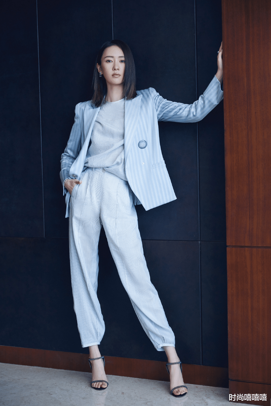 童瑶|童瑶的气质感，穿得够简单才能打造，这份优雅高级职场日常都适合