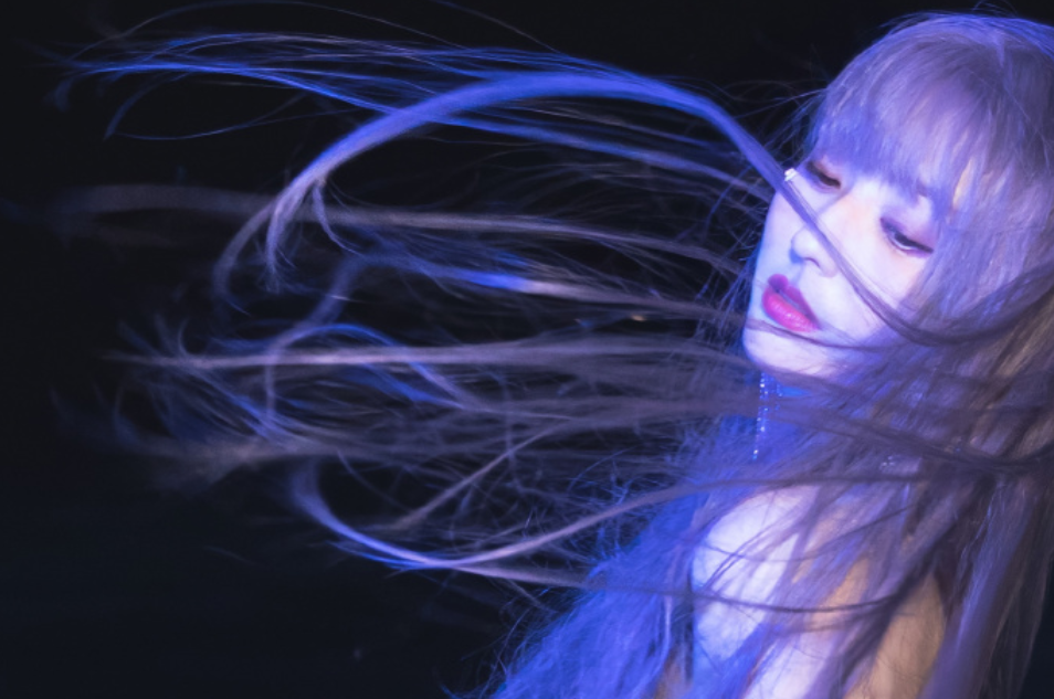 杨钰莹|佟丽娅穿黑色露脐吊带背心跳舞,眼神透着自信,浑身散发光芒