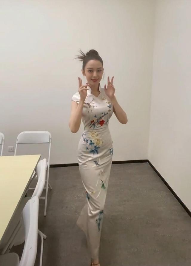 吉娜·爱丽丝|吉娜产后恢复得真好，穿紧身旗袍曲线真是优越，郎朗捡到宝了