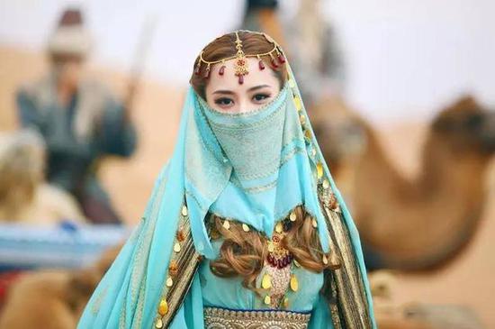 异域|彭小苒 杨幂 唐嫣 赵丽颖 钟欣潼 迪丽热巴这些女明星的异域造型谁最美？