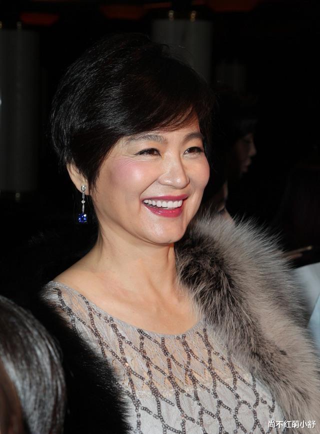 |林青霞真是老贵妇，一袭纱裙配短发造型，虽老又胖，但仍端庄优雅