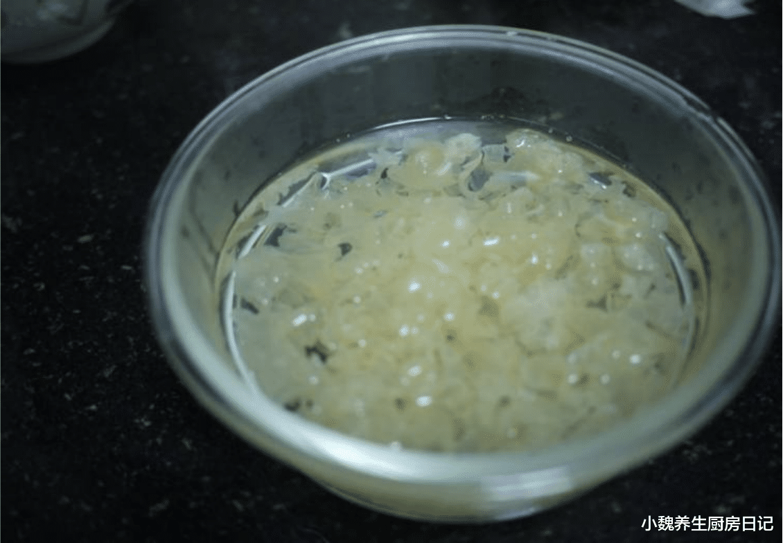 银耳|它是穷人的“燕窝”，每天煮一锅，热乎乎端上桌，补血养血，补气又暖胃！